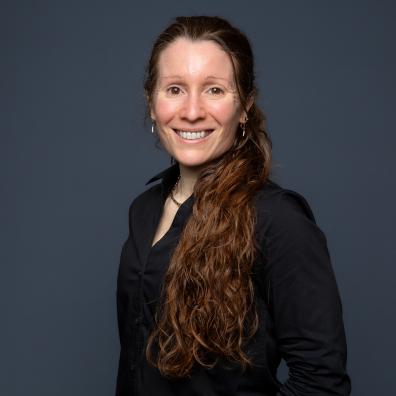 Portrait de trois quarts à mi-corps de Nathalie Greff-Santamaria