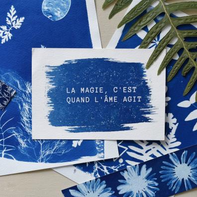 Des papiers peints en bleu 