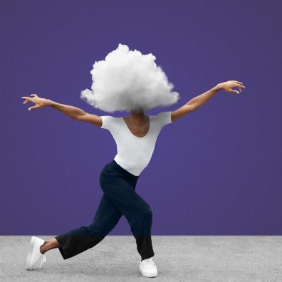 Une femme danse avec un nuage à la place du visage 