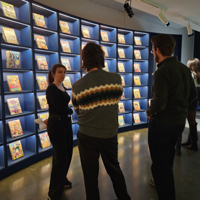 Une étudiante réalise une médiation culturelle devant la vitrine dédiée au Jump Magazine au musée Guimet