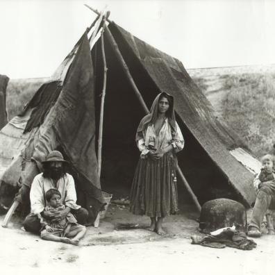Photo en noir et blanc d'une femme qui sort d'une tante
