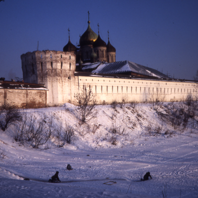 Photo d'un monument avec de la neige en contrebas