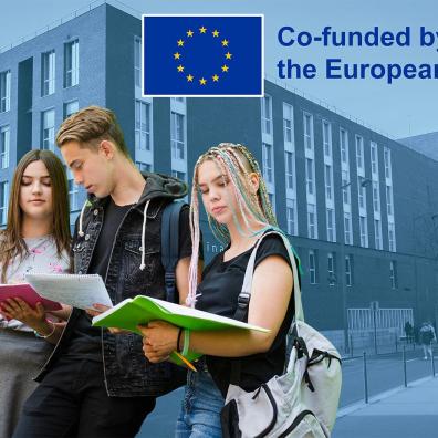 Etudiants devant le bâtiment du PLC (13e)