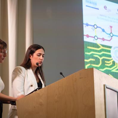 Adna Catovic, lauréate du 1er prix du concours, lit des extraits de sa nouvelle "La maison que je porte" avec la comédienne Pauline Legoëdec