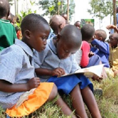 Les enfants apprennent à lire dans la journée, et le soir, ils écoutent des contes et ils apprennent à les dire, en kinyarwanda (Rwanda).