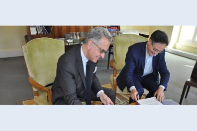 Signature de la convention entre l'Institut national du patrimoine et la Fondation Inalco - Philippe Advani, président de la Fondation Inalco et Charles Personnza, directeur de l'Institut national du patrimoine