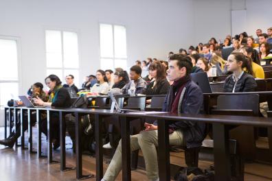 Auditorium rempli d'étudiants 