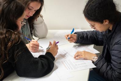 Trois lycéennes déchiffrent une énigme de linguistique