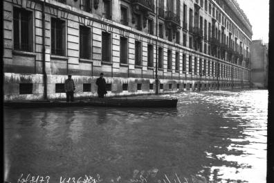 Deux hommes dans une barque lors de la crue de la Seine en 1910