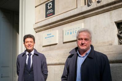 Photo de Jean-François Huchet, président de l'Inalco, et Peter Stockinger, vice-président du conseil scientifique, devant la Maison de la recherche