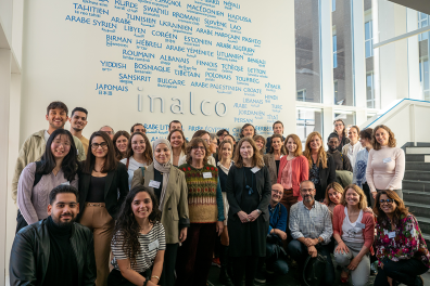 Une photo de groupes devant le mur des langues Inalco 