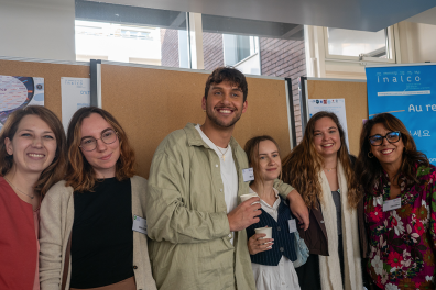 Un groupe d'étudiants posent pour une photo