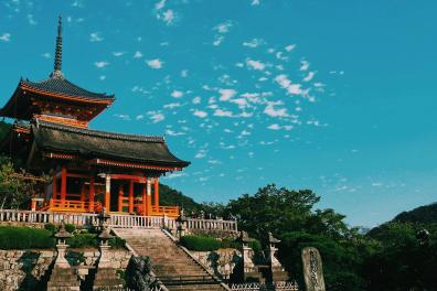 Temple japonais devant un ciel bleu