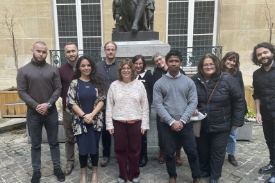 Photo d'un groupe de personnes devant la statue de Sylvestre de Sacy dans la cour de la Maison de la recherche de l'Inalco 