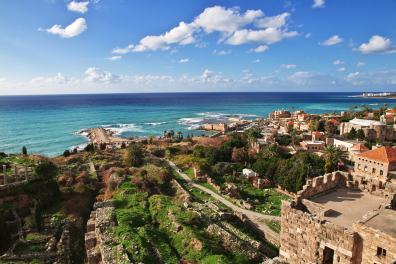 paysage d'anciennes ruines romaines donnant sur la mer