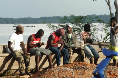 Jeunes gens au bord du fleuve - St Laurent du Maroni, Guyane