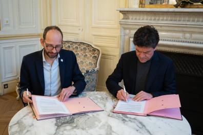 Les deux présidents signent l'accord-cadre