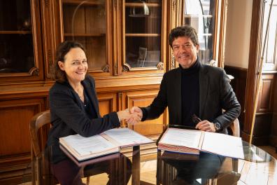 Poignée de main entre Bénédicte Fauvarque-Cosson, Administratrice générale du Cnam, et Jean-François Huchet, Président de l'Inalco