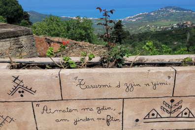 Proverbes et motifs kabyles sur un muret tout le long du village Azra (Tigzirt-sur-Mer), sur une colline avec vue sur mer