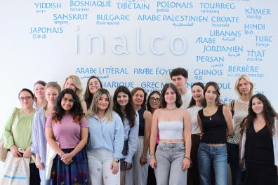Participants in the intensive hybrid program "Discover French Culture in Paris" in front of the language wall at Inalco.