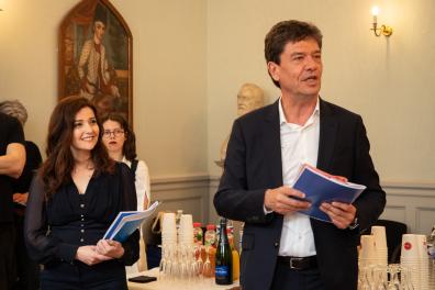Rima Sleiman, vice-présidente de la recherche et Jean-François Huchet, président de l'Inalco présentent le livret de la recherche dans les salons de la Maisons de la recherche