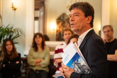 Le président de l'Inalco tient dans ses mains le livret de la recherche de l'Inalco