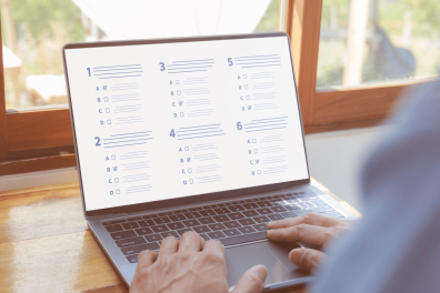 Ecran d'ordinateur portable affichant un test en ligne