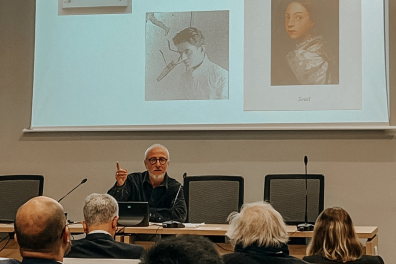 Le professeur Emmanuel Lozerand présente les portraits d'anciens étudiants des Langues O'.