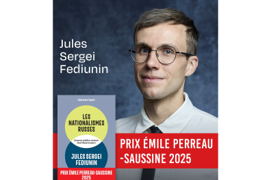 Jeune homme à lunettes, chemise blanche et cravate noire avec un bandeau rouge et des écritures rouges sur le bas de la page