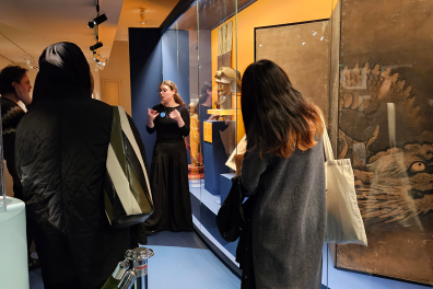 Une étudiante réalise une médiation culturelle devant des estampes au Musée Guimet 