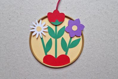 Attrape coeur avec trois fleurs au milieu 