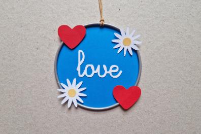 Attrape coeur avec écrit Love au milieu  