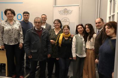 Arnaud Gennevois, Délégué général de la Fondation Inalco, Anna Leyloyan-Yekmalyan, Co-fondatrice et directrice scientifique de l'association Hishatakaran, maîtresse de conférences à l’Inalco, entourés de l'équipe de l'association Hishatakaran