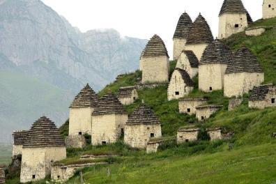 Des petites maisons sur une colline 
