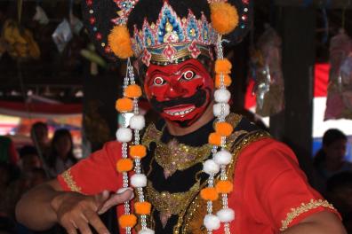 Danseur avec un masque 