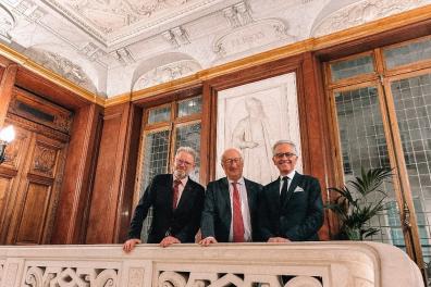 Photographie des invités dans le hall d'honneur