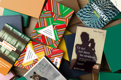 Nombreux livres éparpillés sur une table