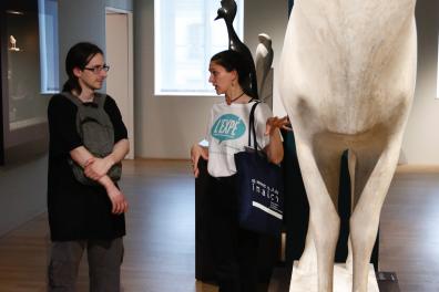 Alia Satterfield décrit une sculpture à un visiteur du Musée des Beaux-Arts de Dijon