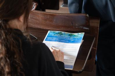 Une participante lit le programme 