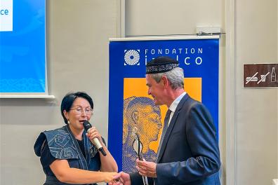 SEMme l'Ambassadrice sert la main d'Hubert Bazin président de la Fondation Inalco