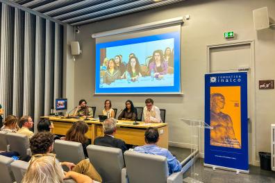 Photo des 4 étudiants témoignant de leur participation à l'Ecole de Printemps en Asie centrale 2026, dans l'Auditorium Georges-Dumézil.