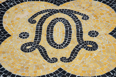 Mosaïques au sol de la Maison de la recherche de l'Inalco, sur le site historique de la rue de Lille, avec le monogramme des Langues orientales (LO)