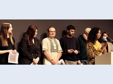 Etudiants sur l'autel de l'Institut Liszt de Paris