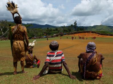 Quatre spectateurs regardent le tournoi de football