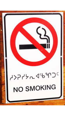 Panneau "No Smoking" en inuktitut (supuurusijariaqangngitut).