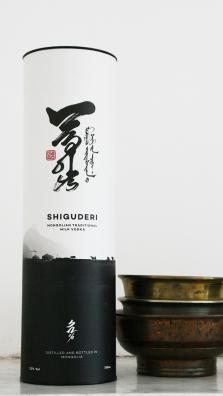 Une boîte de bouteille de nermel arkhi, eau-de-vie distillée à base de lait. Le nom de l’alcool est « Shigüderi » (prononcé « shüüder » dans la langue parlée actuelle) signifiant la rosée. Photo © 2021 Nomindari Shagdarsuren. 