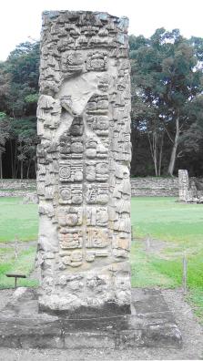 Stèle 4 de Copán (/ Monument CPN43), Honduras. Photographie de l’auteur.