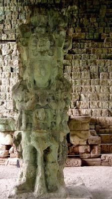 Base de l’escalier du Temple 26 de Copán, dit "Grand Escalier Hiéroglyphique" (avec à son pied la Stèle M / Monument CPN24). Photographie de l’auteur.