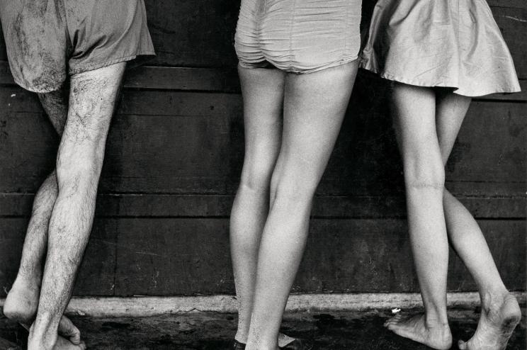 Photo de 3 personnes jambes nues de dos 