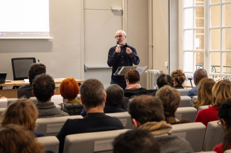 Emmanuel Lozerand prend la parole face à l'auditoire